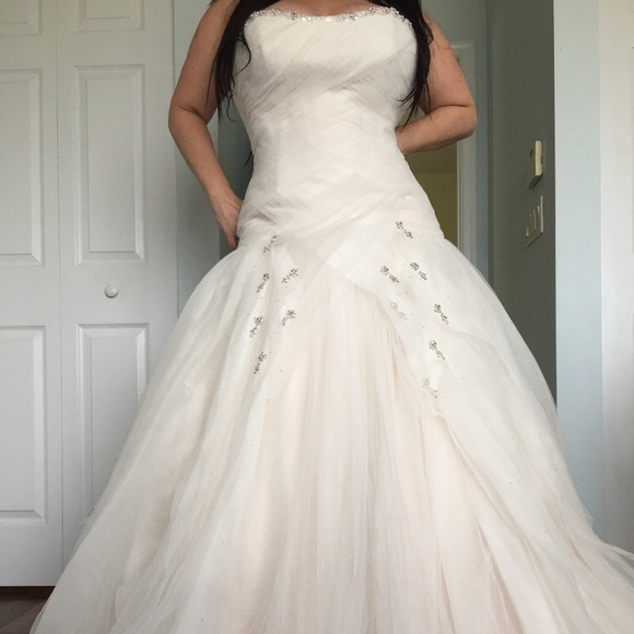Wedding Dress- never used - Picture 1 of 8